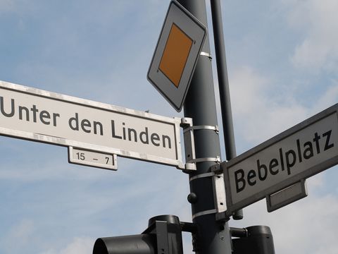 Straßenschilder Unter den Linden und Bebelplatz