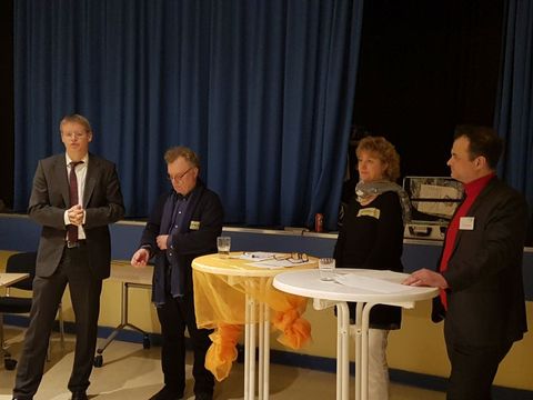 Foto: Bezirksamt Reinickendorf Von links nach rechts: Bezirksstadtrat Tobias Dollase, Jugendamtsleiter Thomas Wackermann, BA-Mitarbeiterin Annett Hildemann, Verbund für Pflegekinder Tobias Giebenhain (Bild: Bezirksamt Reinickendorf)