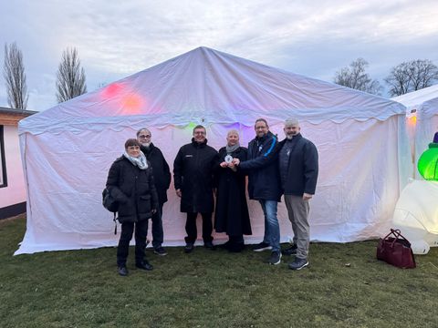 Auf dem Foto (v.l.n.r): Karin Hiller-Ewers (SPD-Fraktion), Andreas Rietz (Fraktion Bündnis 90/Die Grünen), Frank Göbel (1. Vorsitzender) Kerstin Köppen (BVV-Vorsteherin), Oliver Gellert (ehrenamtlicher Projektkoordinator), Detlef Trappe (CDU-Fraktion) (Bild: BVV Rdf)