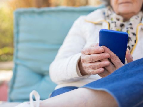 Eine Frau hält ein Smartphone