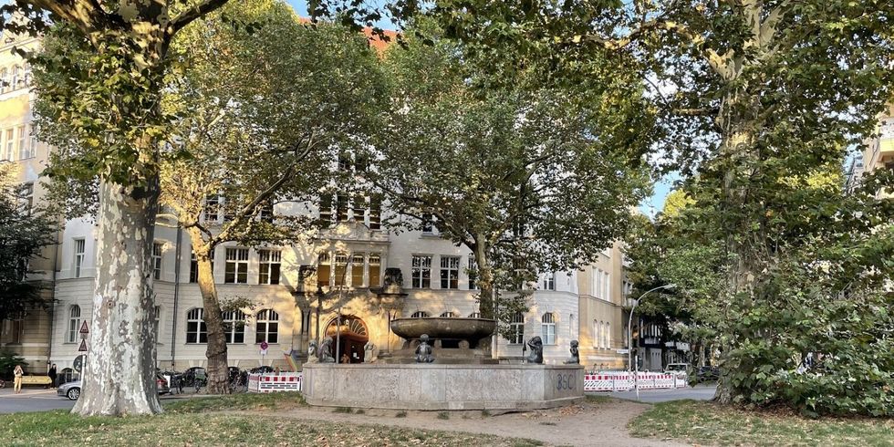 ein Platz mit Brunnen