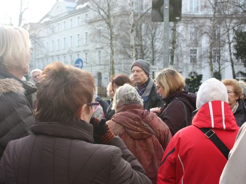 Angelika Schöttler begrüßt die Teilnehmer_innen zum 20. Kiezspaziergang