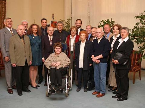 Die mit der Bürgermedaille Ausgezeichneten mit Monika Thiemen und Dr. Marianne Suhr, von links: Klaus Zimmermann, Edmund Kraus, Edgar Thomas, Monika Thiemen, Sören Simonsohn, Horst Neumann, Marion Karoschat, Dr. Marianne Suhr, Klaus Gänkler; Edith Meyer, Peter Grote, Wolfram Neubert, Horst Hoppe, Fritz-Bernd Kneisel, Dr. Marie-Luise Hansen und Beate Schlimme, Foto: Raimund Müller