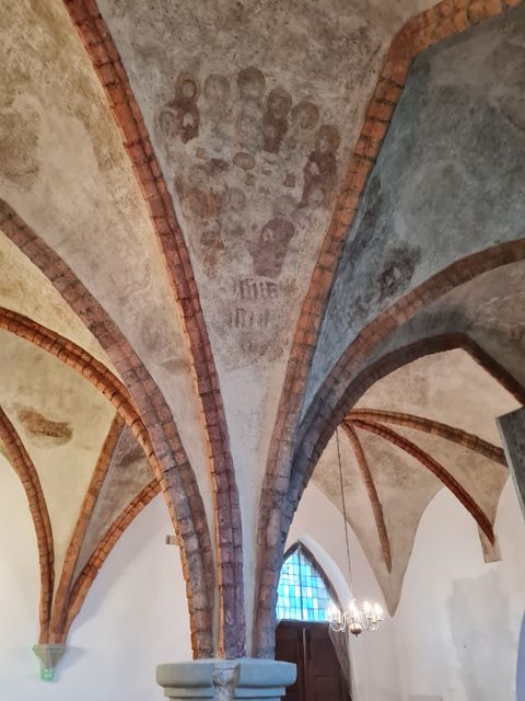 Innenansicht der Dorfkirche Alt-Buckow mit Kreuzgratgewölbe