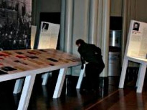 Eine Besucherin informiert sich über die damalige Situation