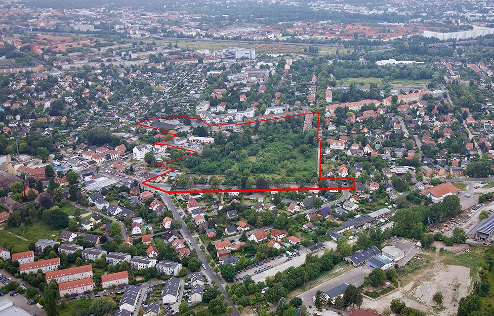 Schrägluftbild mit Blick von Osten auf die Teilfläche Alte Gärtnerei. Die Umgrenzung der Teilfläche ist mit einer roten Linie dargestellt.
