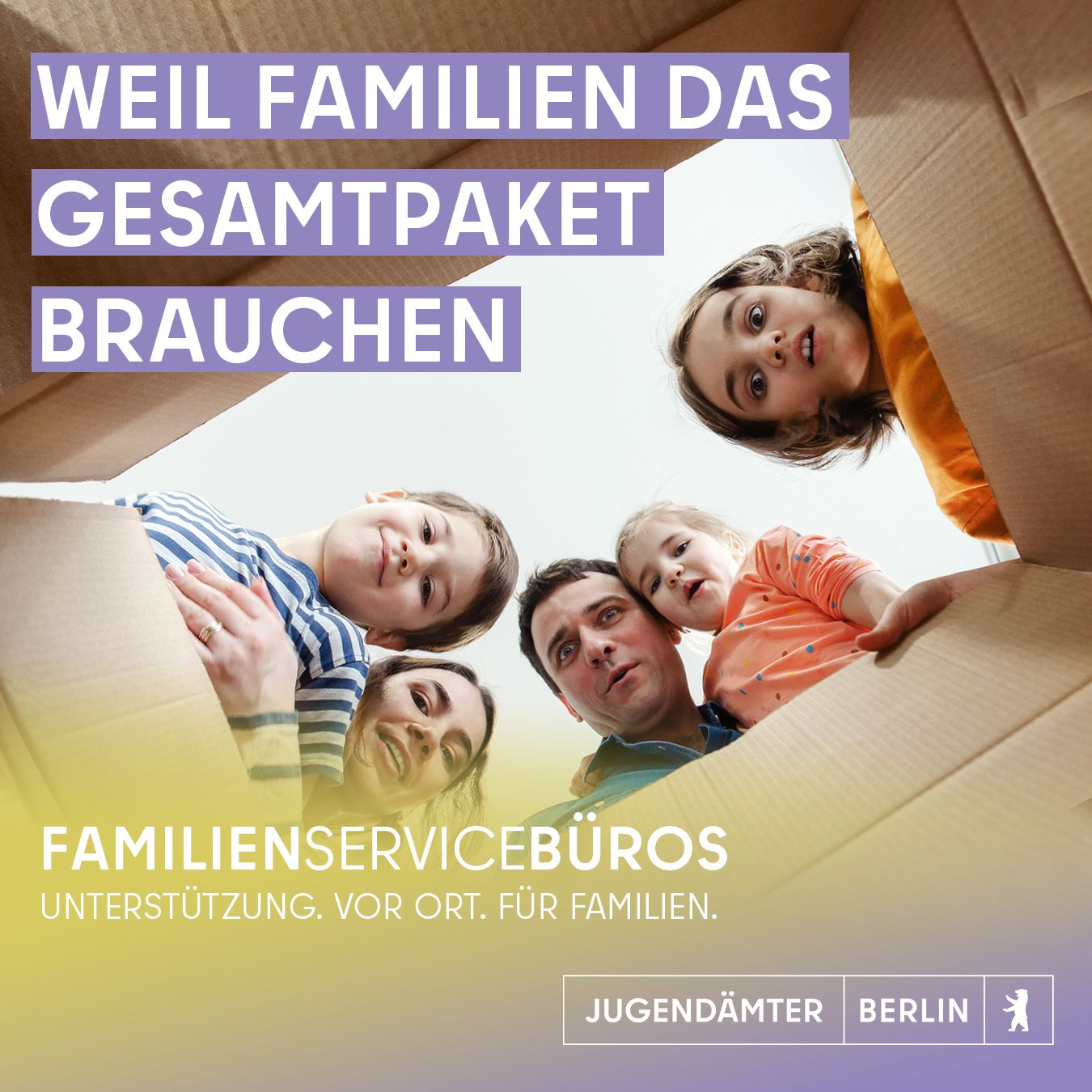 Eltern schauen mit ihren 3 Kindern in einen Umzugskarton, Ansicht aus Karton raus. mit Text: Weil Familien das Gesamtpaket brauchen. Familienservicebüros. Unterstützung. Vor Ort. Für Familien.