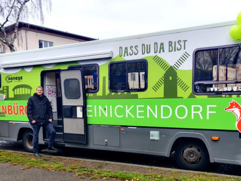 Famlienstadtrat Tobias Dollase (parteilos, für CDU) bei der Vorstellung des Busses vor der Ringelnatz Grundschule (Bild: BA Reinickendorf)