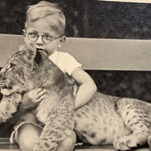 Peter Haas als kleiner Junge mit einer jungen Löwin im Berliner Zoo