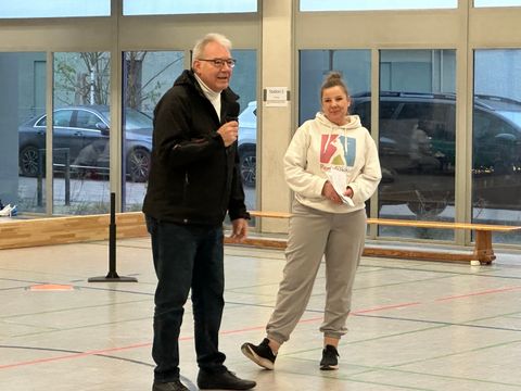 Bezirksstadtrat Harald Muschner (CDU) begrüßt die Teams, Trainierinnen und Trainer und Gäste