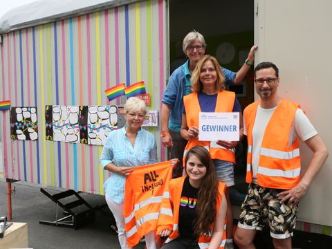 Bezirksstadträtin Jutta Kaddatz freut sich zusammen mit den Mitarbeiter_innen des Projektes "All Included" über die Preisverleihung. (Bild: Brigitte Dummer)