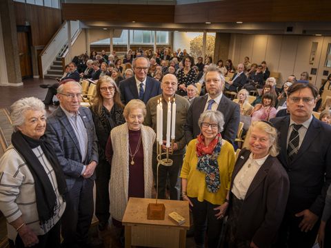 Gedenkfeier der AJR zum Holocaust-Gedenktag 2025. Die AJR betrachtet sich als Flüchtlingsfamilie und lädt alle Nachfahren, Forschende und all jene, die sich der Erinnerung, der Gerechtigkeit und der Aufklärung verpflichtet sehen, herzlich ein, Teil dieser Gemeinschaft zu sein