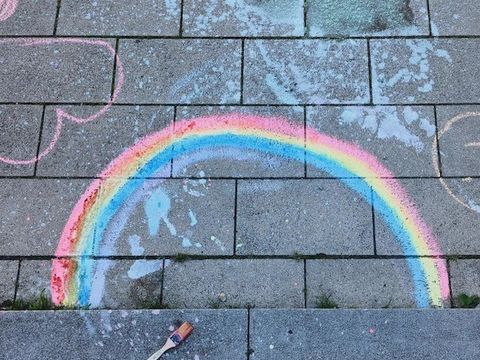 Regenbogen mit Kreide auf Straßenpflaster gemalt