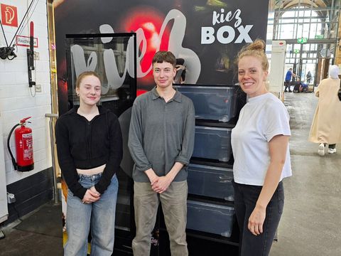 Mitglieder der Projektteams vor der neuen Kiezbox in der Markthalle Neun