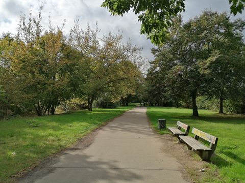 Die Pankepromenade mit Bänken vor der Neugestaltung