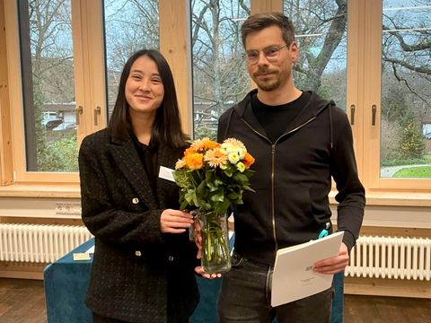 Lehrgangskoordinatorin Frau Do mit dem Jahrgangsbesten Herr Ronald Rinne (BA Lichtenberg)