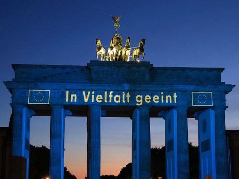 Europäisch beleuchtetes Brandenburger Tor mit Menschen davor