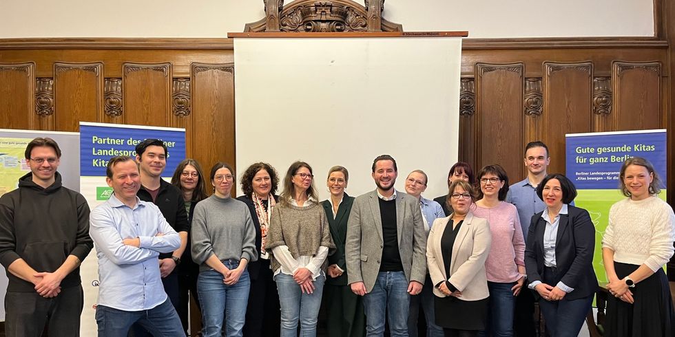 Vertreterinnen und Vertreter der Träger und Kitas der 8. Umsetzungsphase von Gute gesunde Kitas in Berlin mit Bezirksstadtrat Simon Hertel