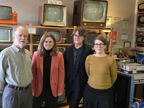 Peter Dorscheid, Bezirksbürgermeisterin Clara Herrmann, Leiterin der bezirklichen Wirtschaftsförderung Kathrin Klisch und eine Nachbarin von "Peters Werkstatt"