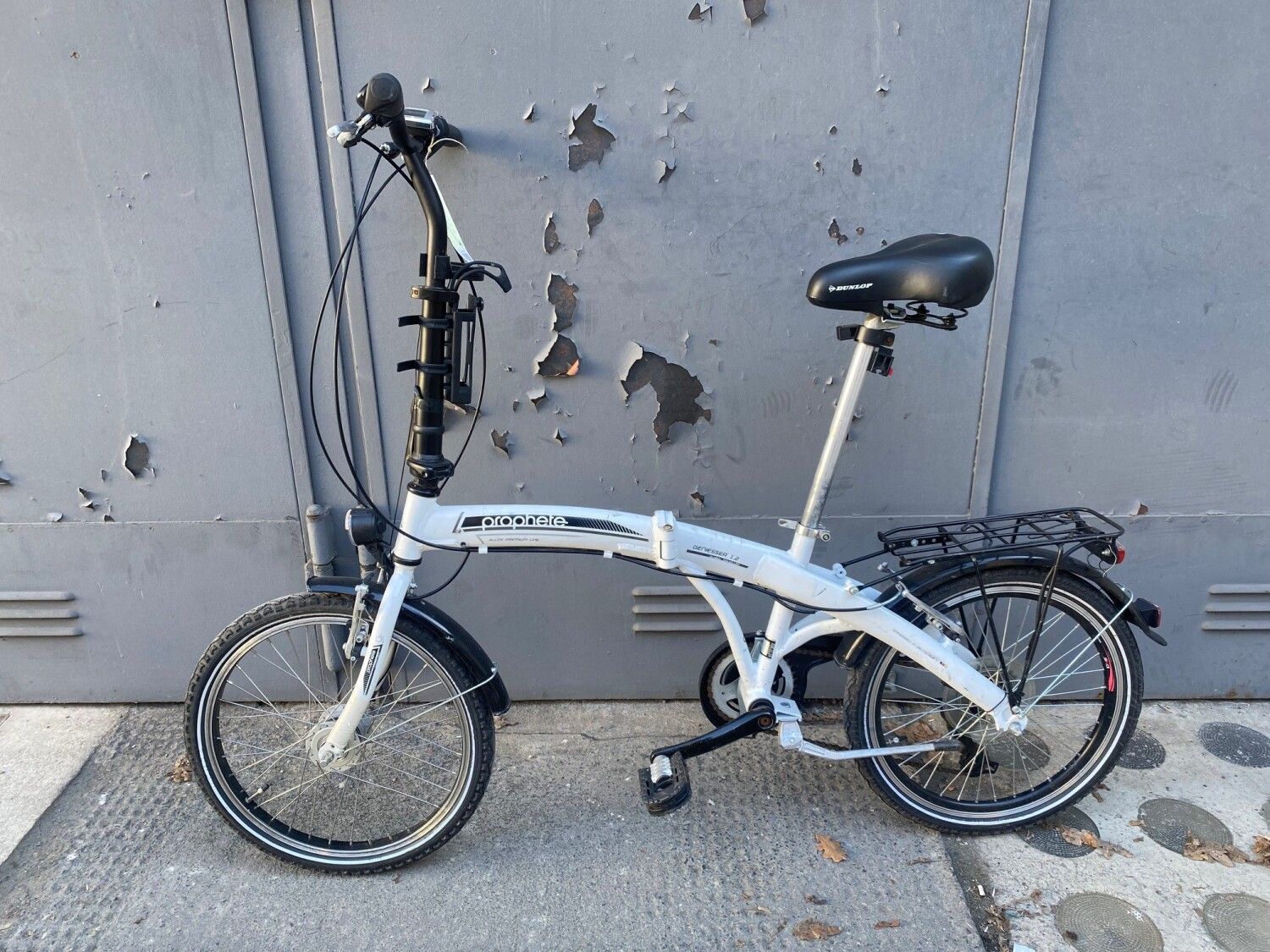 Weißes Klappfahrrad