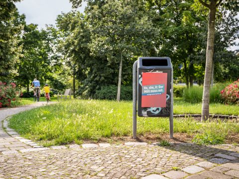 Mülleimer mit Schild