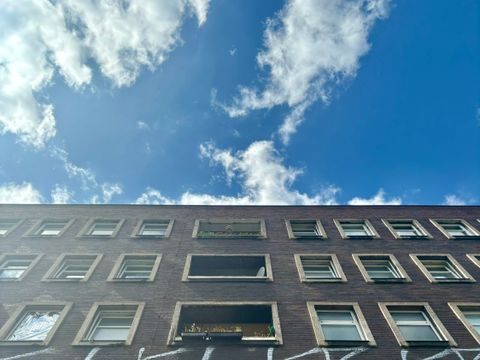 Fassade des Gleichrichterwerks in der Hermannstraße Froschperspektive