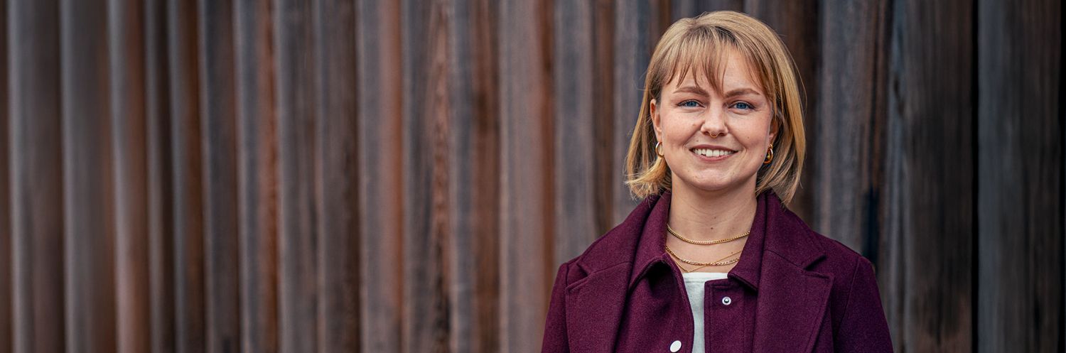Headerbild von Karina für das Bezirksamt Friedrichshain Kreuzberg mit Work as you are Kampagne
