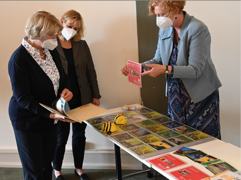 v.l.n.r. Prof. Monika Grütters, Staatsministerin für Kultur und Medien, Bildungsstadträtin Katrin Schultze-Berndt und Christiane Bornett, Leiterin der Humboldt-Bibliothek (Bild: Bezirksamt Reinickendorf)