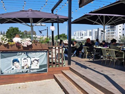Ein Stück Normalität: Wiedereröffnetes Straßencafé in Sderot