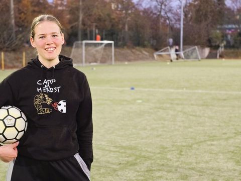 Lykka Maibaum frontal mit dem Ball unter dem Arm eingeklempt