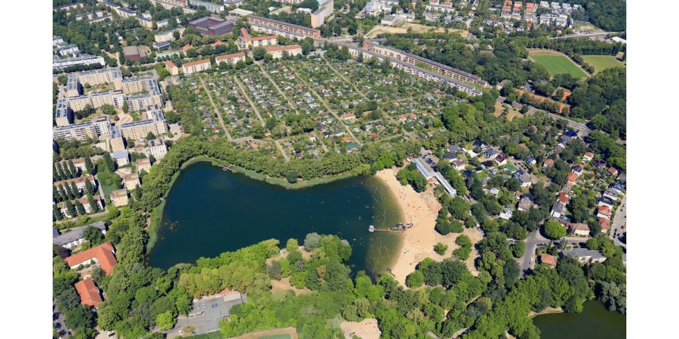2026-02-19-pm-neue-ausstellung-lichtenberg-von-oben_orankesee-mit-freibad-park-und-wohngebieten-_laubner_ba-lichtenberg.jpeg