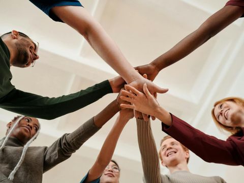 Menschen reichen sich die Hände