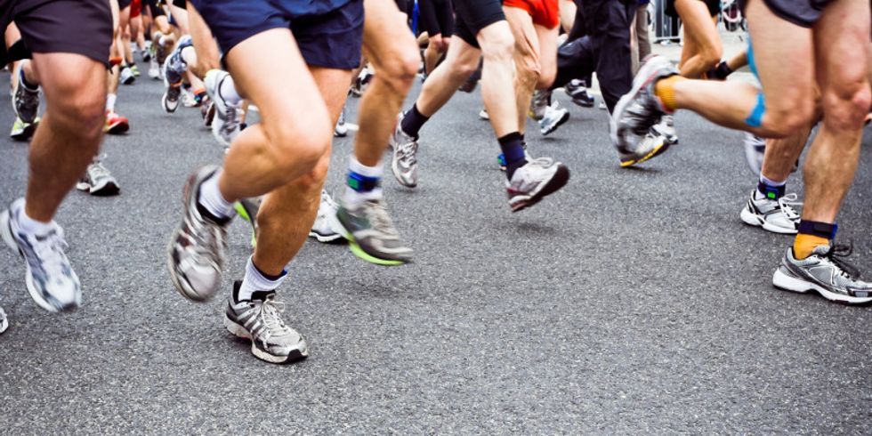 Füße und Beine bei einem Marathonlauf