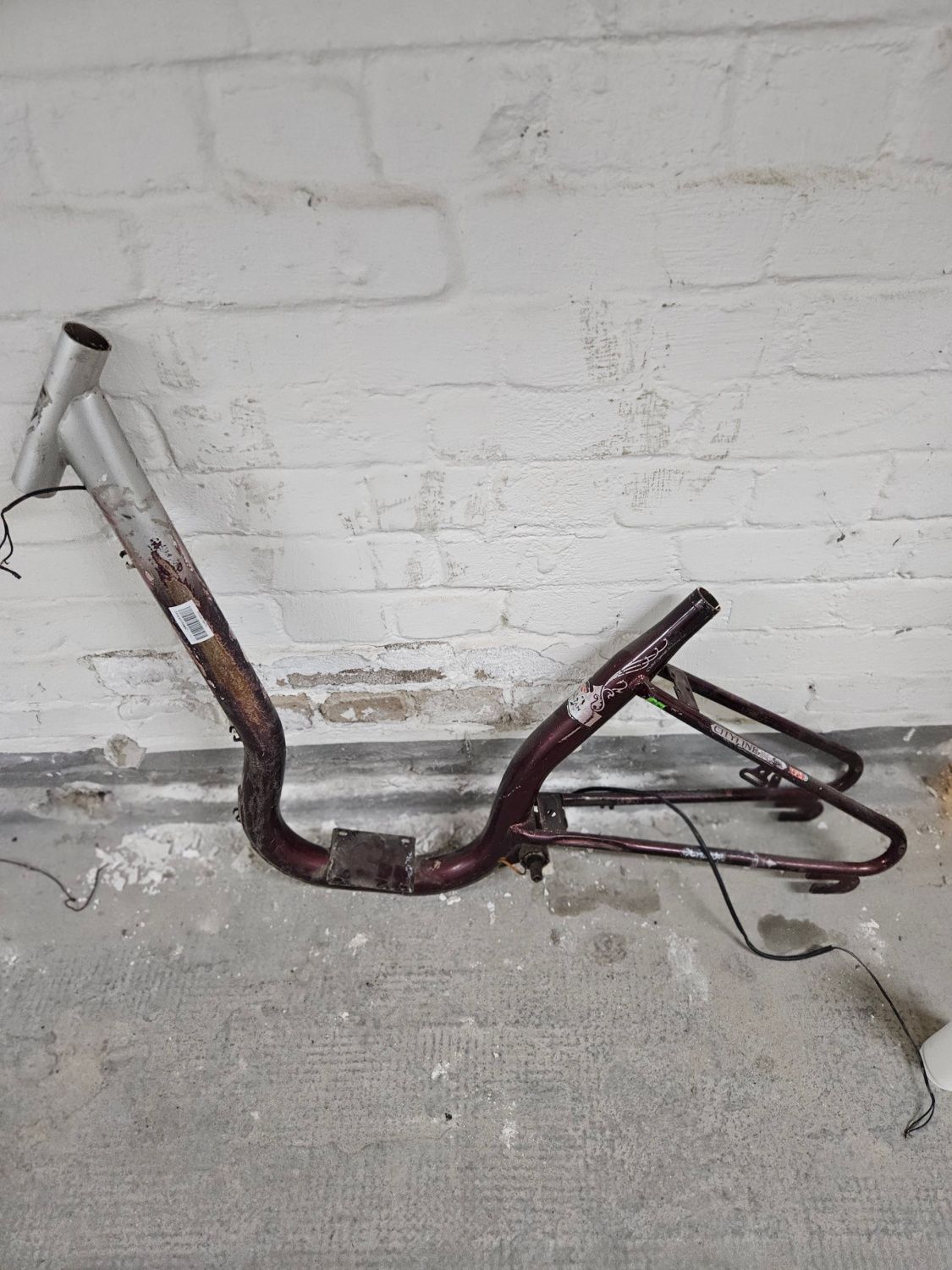 Silber-weinrotes Fahrradteil