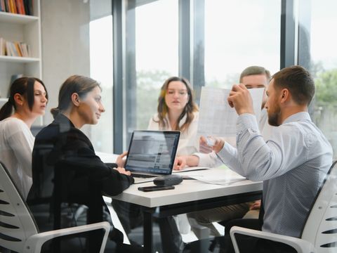 Unternehmens-Business-Team und in einem Treffen im modernen Büro mit großen Fenstern