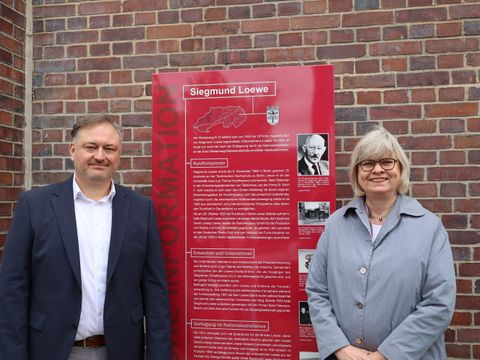 Christian Alber, Chief Operating Officer (COO) der Loewe Technology GmbH und Bezirksstadträtin für Bildung, Kultur und Sport, Cerstin Richter-Kotowski (Bild: Bezirksamt Steglitz-Zehlendorf)