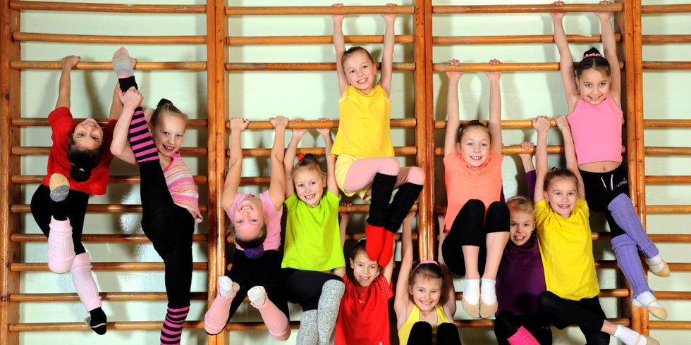 Sprossenwand voller Kinder