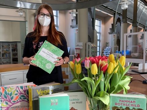 Die Stadtbibliothek hat zur Wiedereröffnung viele Neuanschaffungen erworben und freut sich über die zahlreichen Besucherinnen und Besucher der ersten Tage. (Bild: BA Reinickendorf)