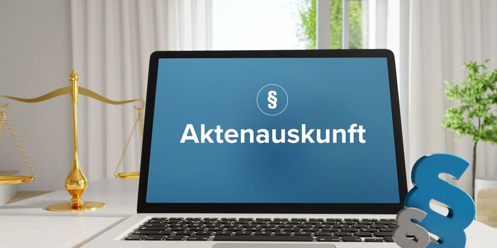 Aufgeklappter Laptop mit Schriftzu Aktenauskunft