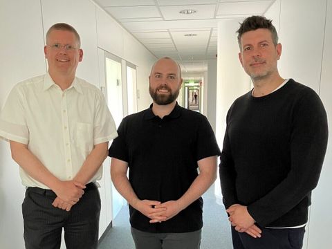 Von links nach rechts: Bezirksstadtrat Tobias Dollase, Rick Gaedke (stellvertretender Fachbereichsleiter Sport), Denis Fränkel (Fachbereichsleiter Sport)