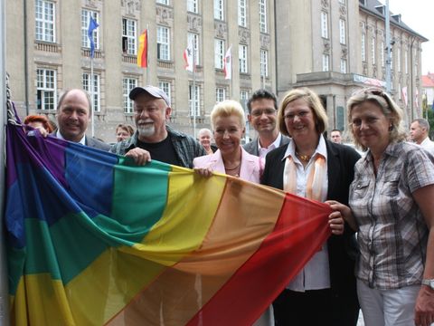v.l.n.r.: Baustadtrat Daniel Krüger, Gerhard Hoffmann, BVV-Vorsteherin Petra Dittmeyer, Bezirksstadtrat Oliver Schworck, Bezirksbürgermeisterin Angelika Schöttler und Bezirksstadträtin Dr. Sibyll Klotz (Bild: Pressestelle Tempelhof-Schöneberg)