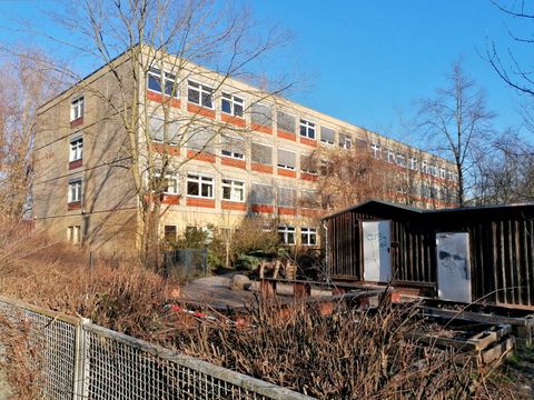 Unsaniertes Gebäude der Schule Grüner Campus Malchow
