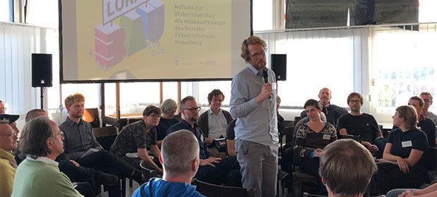 Stadtrat Florian Schmidt im Forum von Zuhörenden