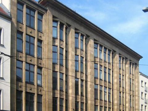 Die Fotografie zeigt das Dienstgebäude der Senatsverwaltung für Kultur und Gesellschaftlichen Zusammenhalt.