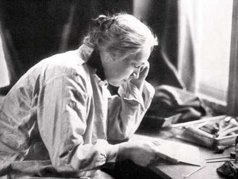 Käthe Kollwitz mit Kupferplatte, um 1910, Foto: Hänse Herrmann, Nachlass Kollwitz (Bild: Käthe Kollwitz Museum Köln)