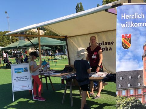 Infostand des Bezirksamtes Reinickendorf beim Familiensportfest mit Kerstin Hanke, im Bezirksamt zuständig für das Thema Fairtrade. (Bild: BA Reinickendorf)