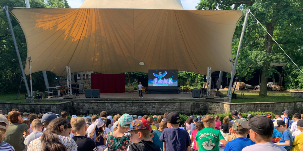 Eine große Bühne mit Publikum