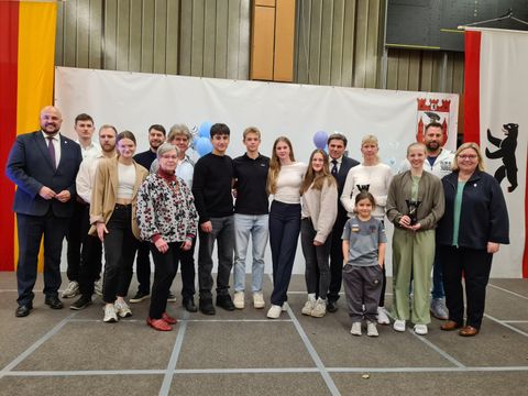 Die Titelträgerinnen und Titelträger aus dem zurückliegenden Sportjahr 2023 mit Bezirksbürgermeister Frank Bewig, Sportstadträtin Dr. Carola Brückner sowie den Vorsitzenden des Sportausschusses Lars Reinefahl