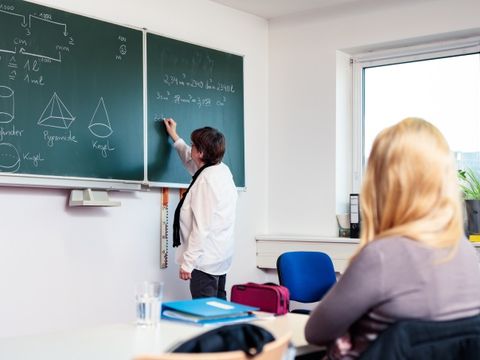 Teilnehmerinnen im Mathematikunterricht