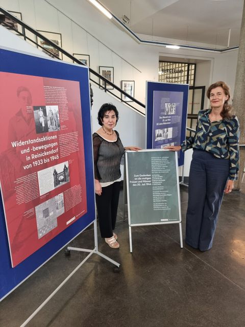 Bezirksbürgermeisterin Demirbüken-Wegner und Museumsleiterin Dr. Sabine Ziegenrücker präsentieren die Infotafeln im Rathausfoyer. (Bild: BA Reinickendorf)